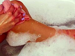 सुंदर गोरी आरामदायक स्नान के दौरान निर्दोष शरीर प्रदर्शित करती है।