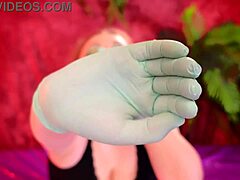 Dojrzała pielęgniarka oddaje się zmysłowym doznaniom z rękawiczkami