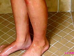 En mogen brunett njuter av en uppfriskande dusch