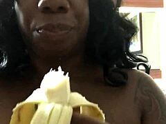 Ibu rumah tangga sensual menikmati deepthroating pisang