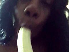 Sensuell MILF nyter å deepthroate en banan