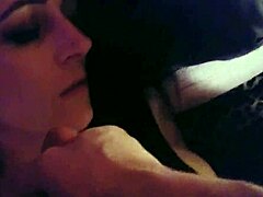 Video POV sensuale di una mamma arrapata che si masturba e si fa scopare