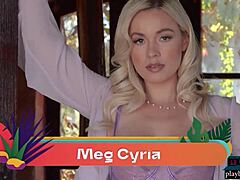 Meg Cyria, en fantastisk mogen blondin, i en sensuell solo-playboy-video
