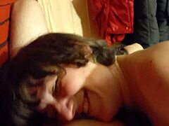 Una donna matura ucraina fa una gola profonda e cavalca il pene del suo partner prima di impegnarsi in sesso da dietro