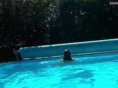 Angelica zralá láka: Evropská milfka to všechno odhaluje u bazénu