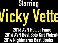 Vicky Vette, uwodzicielska milf, oddaje się zabawie wodą i wyraźnym rozmowom