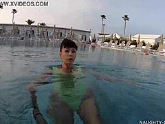 שחייה בחוץ: בגד ים חלק ושקוף חושף מילף בוגרת בבריכה ציבורית