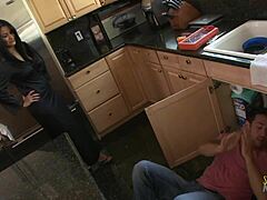 Milf tesuda seduz encanador na cozinha para sexo