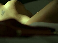 एला सिल्वर, स्तनों को बढ़ाने वाली एक कामुक ब्रिटिश गोरी, इस सॉफ़्टकोर वीडियो में एक आकर्षक एकल स्ट्रिपटीज़ करती है।