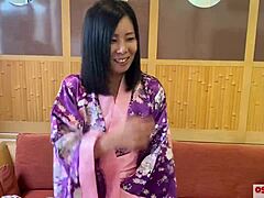 Japán feleségek szabadtéri szexkalandja kawaii yukata-ban