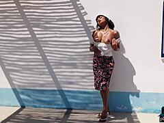 الملابس الممزقة تكشف عن أنجل كونستانس ، عارضة أزياء هندية ممتلئة الجسم ، في جلسة تصوير بلاي بوي في الهواء الطلق