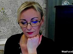 Belle milf allemande montre ses atouts en webcam