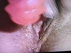 Una moglie amatoriale si diverte a fare sesso con un dildo in un video fatto in casa