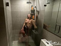 बाथरूम पर कब्जा हो गया, इसलिए रूममेट ने एक संपन्न व्यक्ति के साथ स्नान साझा करने का प्रस्ताव रखा।
