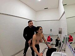 Jade cosplayer se zapojí do horkého setkání v koupelně s MILF během Halloweenské párty