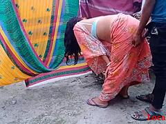 Seks suri rumah India di luar ruangan yang direkodkan oleh pertunjukan webcam amatur tempatan