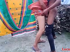 Seks na zewnątrz z indyjską gospodynią domową nagrany przez lokalny amatorski pokaz na kamerce