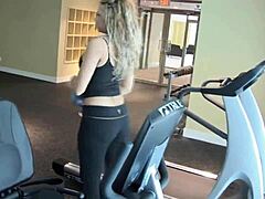 Fitness inštruktor sa necháva ošukať zvodným dievčaťom - BBWcam
