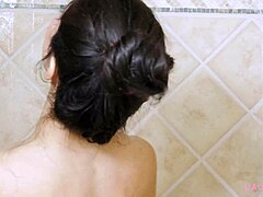 Viettelevä brunette MILFs houkutteleva suihku kohtaus