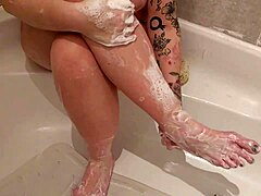 Érett nő érzékien tisztítja a lábujjait