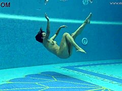 令人惊叹的欧洲熟女Sazan在水下拍摄情色镜头