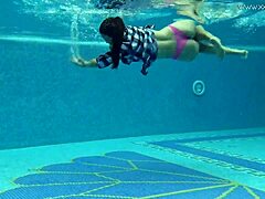 Sazan, ohromující evropská MILFka, natáčí erotické záběry pod vodou