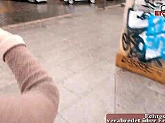 Na ulici je vyzvednuta baculatá německá matka s hnědými vlasy