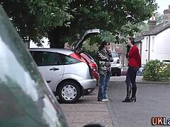 امرأة ناضجة بريطانية في جوارب تعطي اللسان