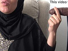 अरबी मिल्फ जिसकी बड़ी गांड है, काले लंड के लिए तरस रही है।
