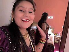 भारतीय चाची एक मांसल प्रेमी से डीपथ्रोट का आनंद लेता है