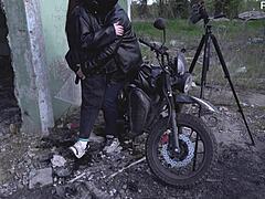 Russisk moden kvinne gir en blowjob i en gammel byggeplass