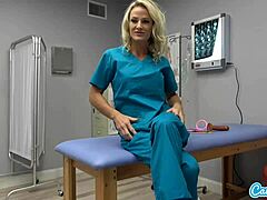 Mogen sjuksköterska420 tillfredsställer sig själv med sexleksaker på jobbet