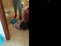 Après une douche réparatrice, je partage une collection de vidéos amateurs avec ma belle-mère