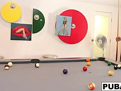ब्रुक ब्रांड पूल के हॉट गेम के दौरान वैन जननांगों के साथ आकर्षक ढंग से संलग्न होता है।
