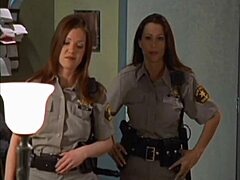 Nikki Fritz og Kira Reed spiller hovedrollerne i en hed scene med hotte betjente og et orgie