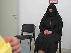 Зряла арабска жена ме хваща да се мастурбирам в лекарския кабинет