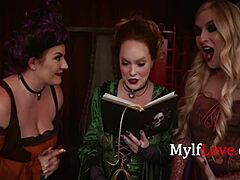 Un grup de femei mature se angajează într-un ritual sexual îmbrăcate în vrăjitoare