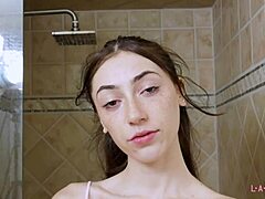 Session de douche torride avec une adolescente séduisante