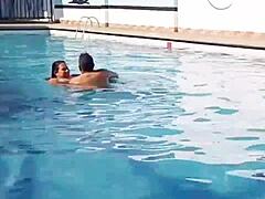 Ahkera kotirouva antaa minun harrastaa seksiä hänen kanssaan yhteisön uima-altaassa