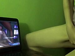 Orgasmický zážitek během sledování porna bez penetrace