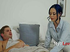 Una MILF tetona de cabello azul sorprende a su hijo masturbándose ante su foto