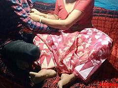 Ένα ερασιτεχνικό ζευγάρι γαμάει έντονα μια αδελφή με κόκκινο σάρι στην κάμερα web