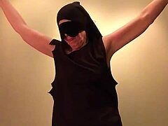 Vlasnatá zrelá mníška ponižovaná a vyzlečená v BDSM scéne