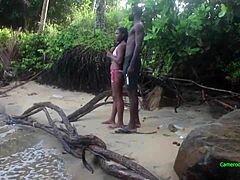 Seks kumpulan tegar di pantai Kribi dengan seorang wanita kulit hitam