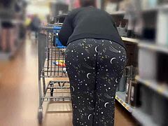 Madre curvilínea con trasero grande va de compras a Walmart