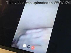 Moden spansk MILF får en creampie etter å ha vist frem tungen hennes på webkameraet