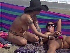 Un couple exhibitionniste sensuel révèle sa nudité sur la plage