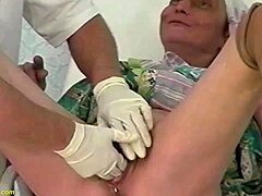 La belle-mère poilue reçoit son premier fisting à la clinique