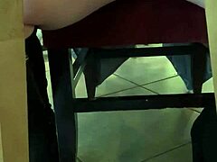 Wideo HD gorącej laski pokazującej swoją bieliznę i wibrujące majtki na miejscu publicznym