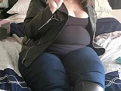 Abby, krásná amatérská tlustá žena, předvádí svůj kouřící fetiš v kůži